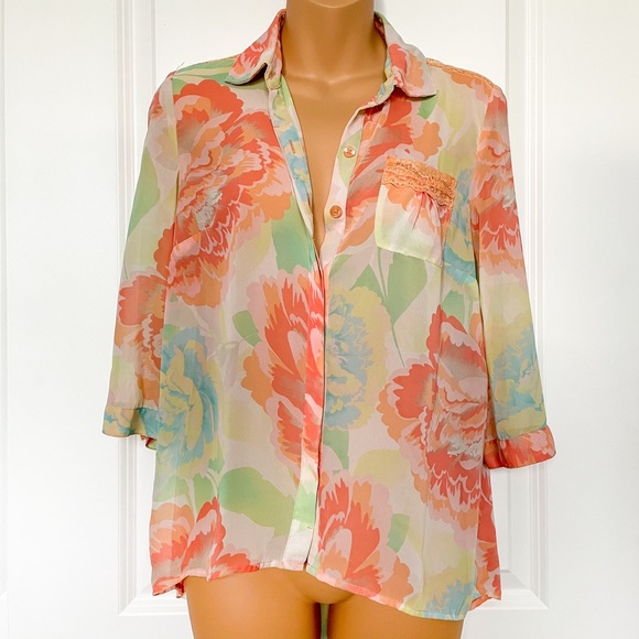 Candie’s Floral Button-Front Blouse Lace Details - Picture 4 of 4